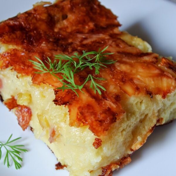 Bulvių plokštainis su grietinės-šoninės padažu