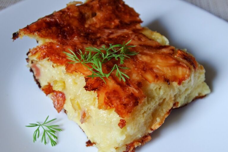 Bulvių plokštainis su grietinės-šoninės padažu