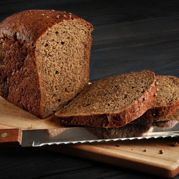 Naminės juodos duonos su grūdais riekelė