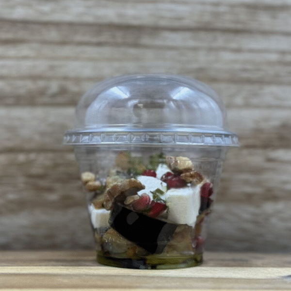 Keptų baklažanų salotos su feta sūriu, granatų sėklomis ir graikiniais riešutais