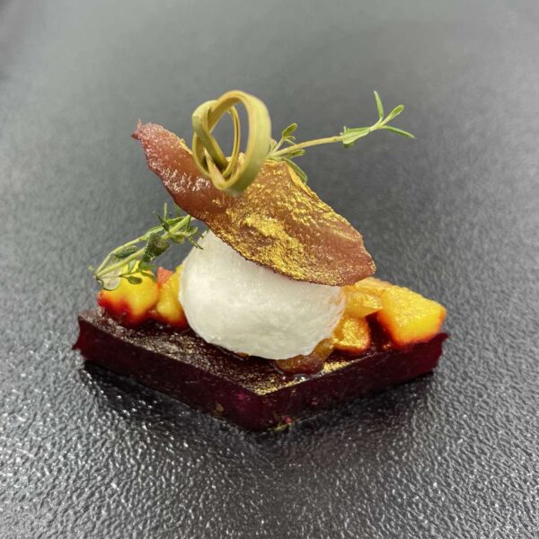 Burokėlių kanape su ožkos sūriu