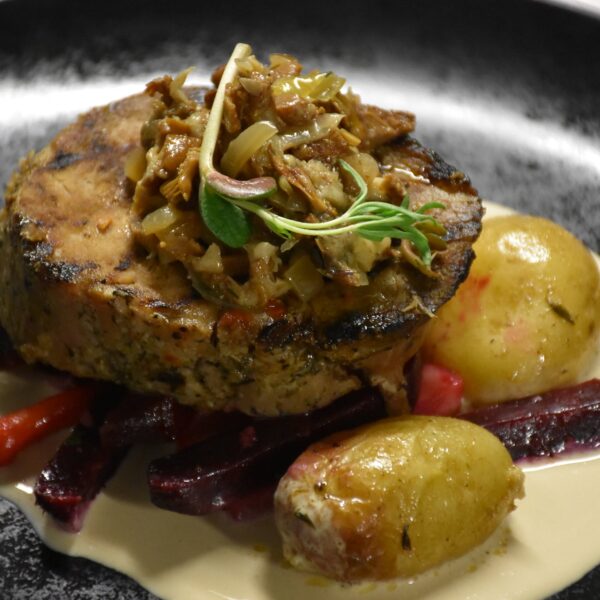 Brandintos kiaulienos kepsnys su miško grybais