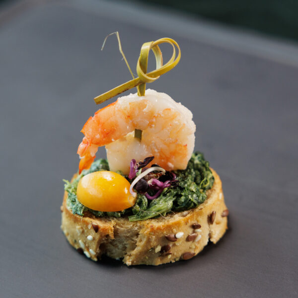 Brusketa su karališka krevete ir špinatais