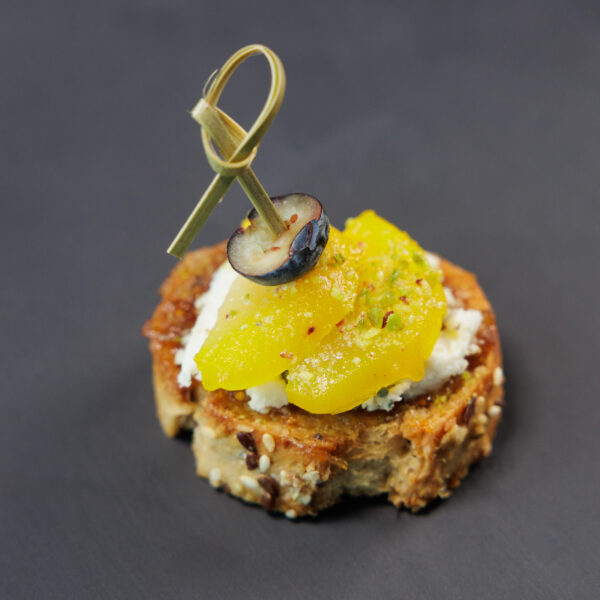 Brusketa su pelėsiniu sūriu ir karamelizuota kriauše