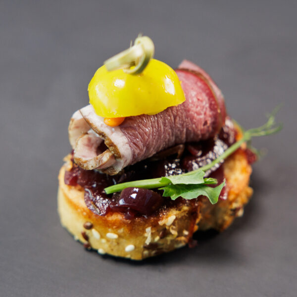 Brusketa su rūkyta antiena ir karamelizuotu svogūnu