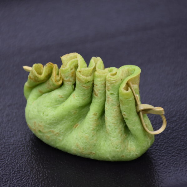 Špinatų blynelio užkandėlė su sūdyta lašiša ir ricotos sūriu