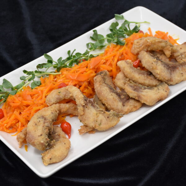 Karpio juostelės su pikantiškomis morkomis