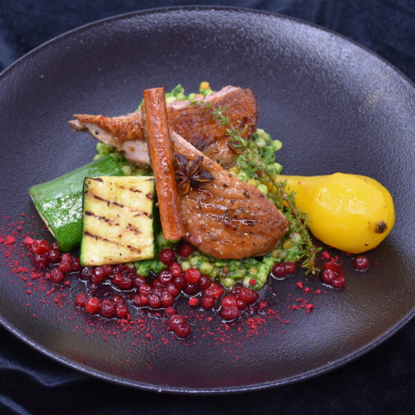 Anties krūtinėlė su spanguolių padažu