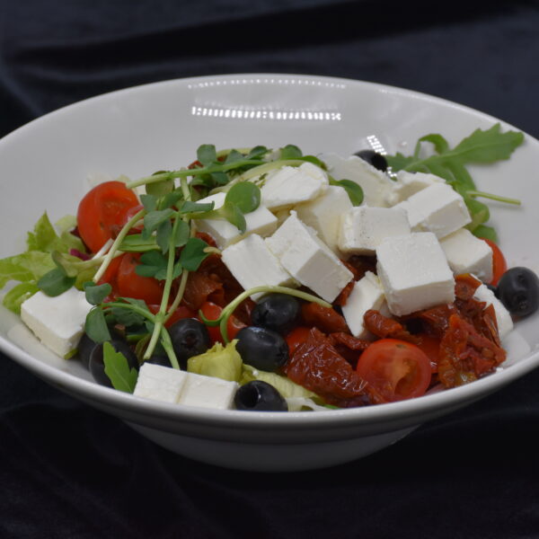 Pikantiškos pomidorų salotos su feta sūriu