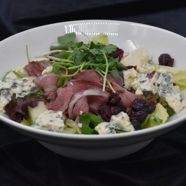 Rūkytos antienos salotos su pelėsiniu sūriu ir dž. spanguolėmis