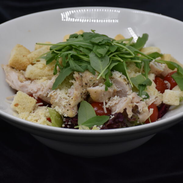 Cezario salotos su kepinta vištiena