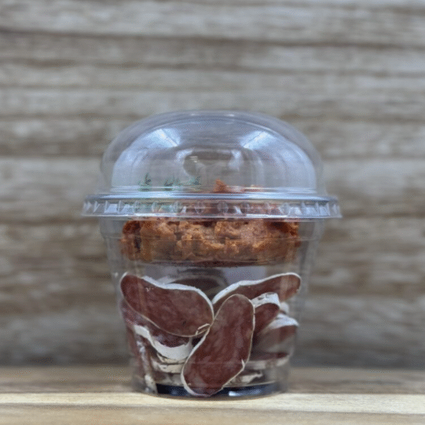 Fuet dešros užkandis su pomidorų tapenade