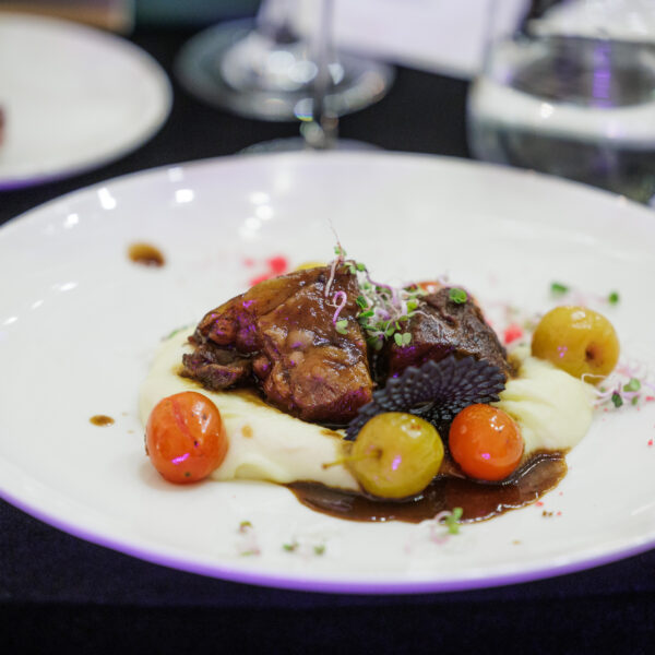 Jaučio žandas, troškintas žemoje temperatūroje