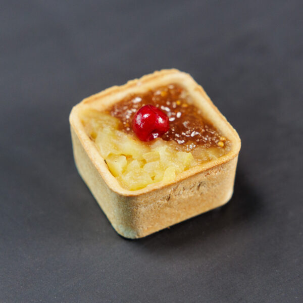 Krepšelis su anties kepenėlių paštetu ir figų džemu, karamelizuotais obuoliais