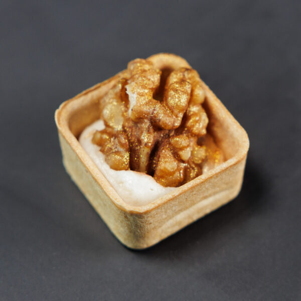 Krepšelis su karamelizuotu graikiniu riešutu ir sūrio espuma