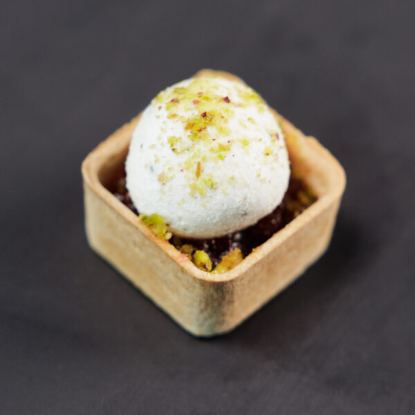 Krepšelis su obuolių-figų čatniu ir ožkos sūriu