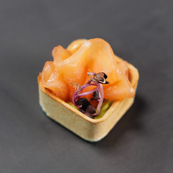 Krepšelis su sūdyta lašiša ir avokadu