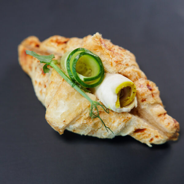 Mini sviestinis kruasanas su kepinta vištiena ir baklažanų tapenade