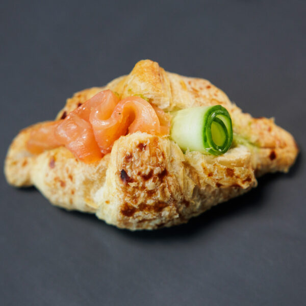 Mini sviestinis kruasanas su sūdyta lašiša ir avokado