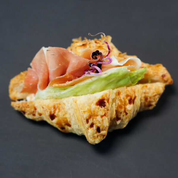 Mini sviestinis kruasanas su vytintu kumpiu ir sūrio tapenade