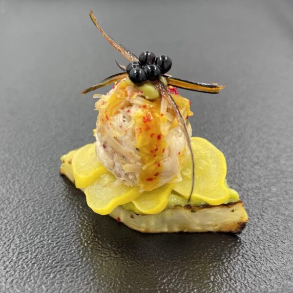 Saliero kanape su plėšyta triušiena ir ožkos sūriu