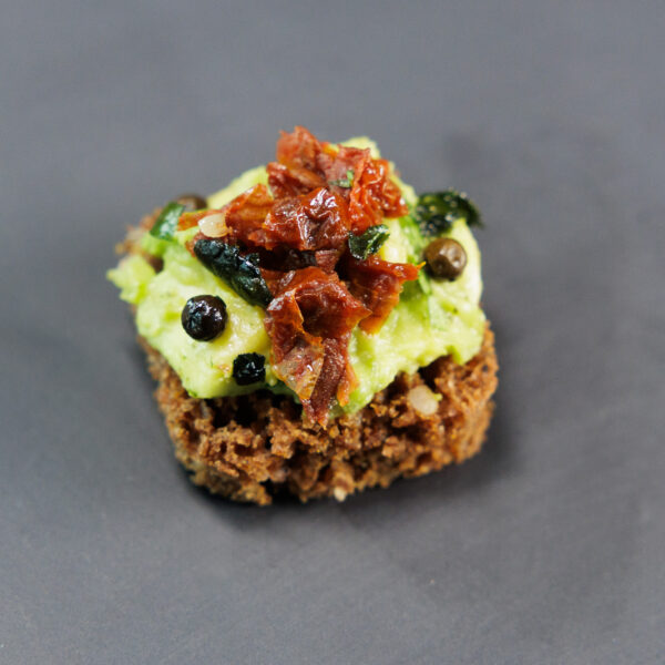 Tapas su avokado tar tar, fermentuotais pipirais ir kalendra