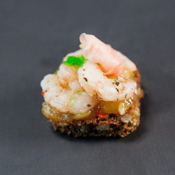 Tapas su kokteilinių krevečių tar tar ir mango pagardu