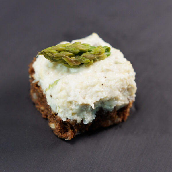 Tapas su lašinukų tar tar ir marinuotu agurku