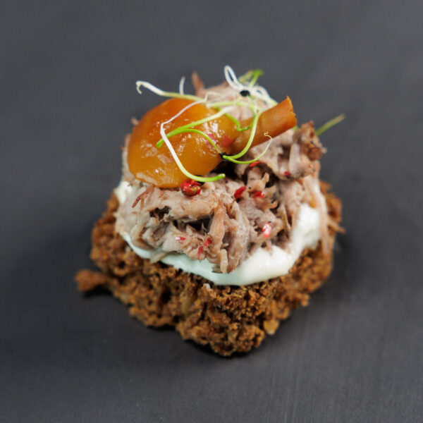 Tapas su plėšyta kiauliena ir kelmučiais