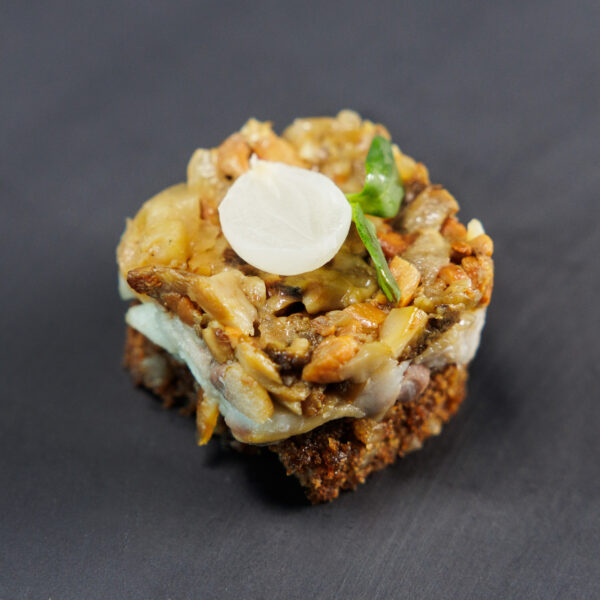 Tapas su silkės tar tar ir kepintais miško grybais