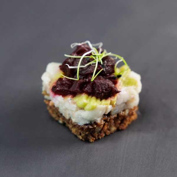 Tapas su silkės tar tar, karamelizuotais burokėliais ir avokado