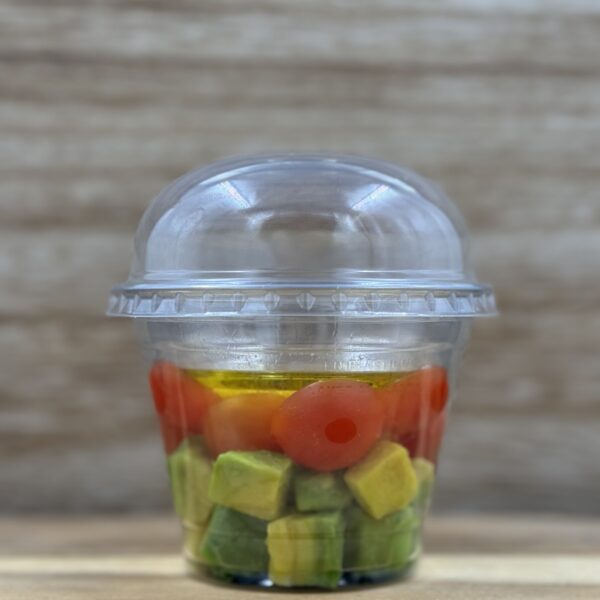 Avokado salotos su vyšniniais pomidoriukais