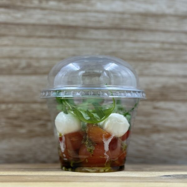 Mocarella salotos su vyšniniais pomidoriukais