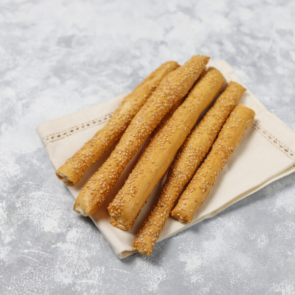 Sluoksniuotos tešlos pagaliukai su kmynais ir sūriu