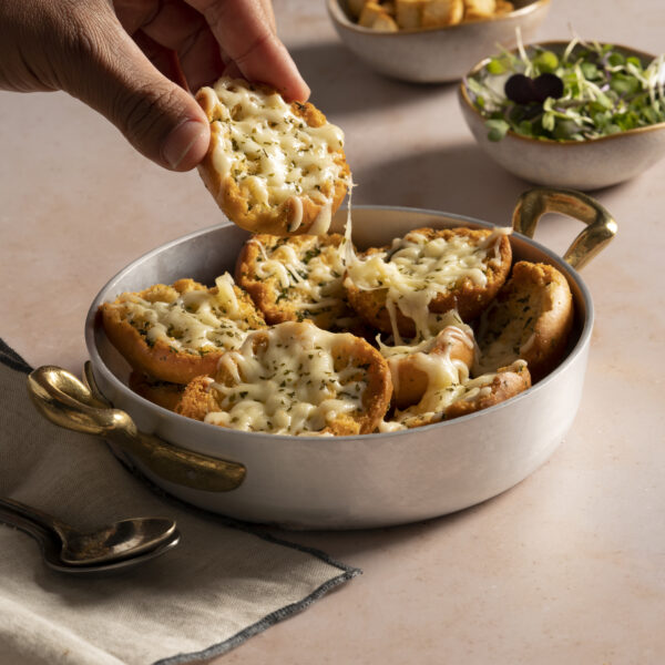 Kepinta duona su česnakiniu sūrio padažu