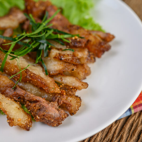 Kepta kiaulienos sprandinė su česnakais