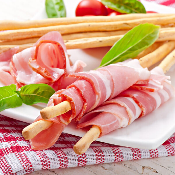 Sluoksniuotos tešlos pagaliukai su vytintu kumpiu