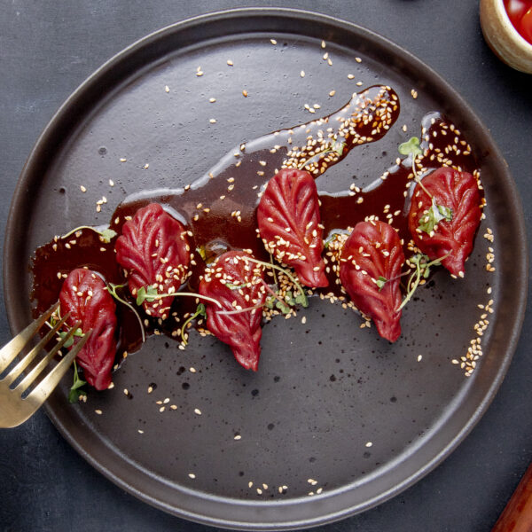 Jautienos file užkanda su karamelizuotais svogūnais ir granatų sėklomis