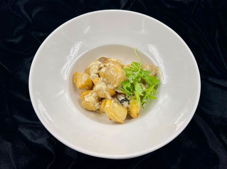 Kepti koldūnai su sūrio padažu